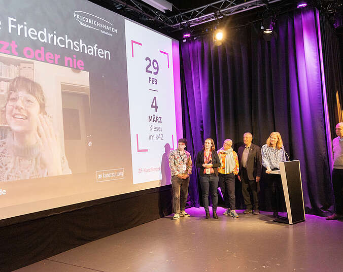 Liveschaltung im Kiesel mit Gewinnerin Elsa van Damke, Preisjury, Festivalleitung und Vorstand der ZF Kunststiftung